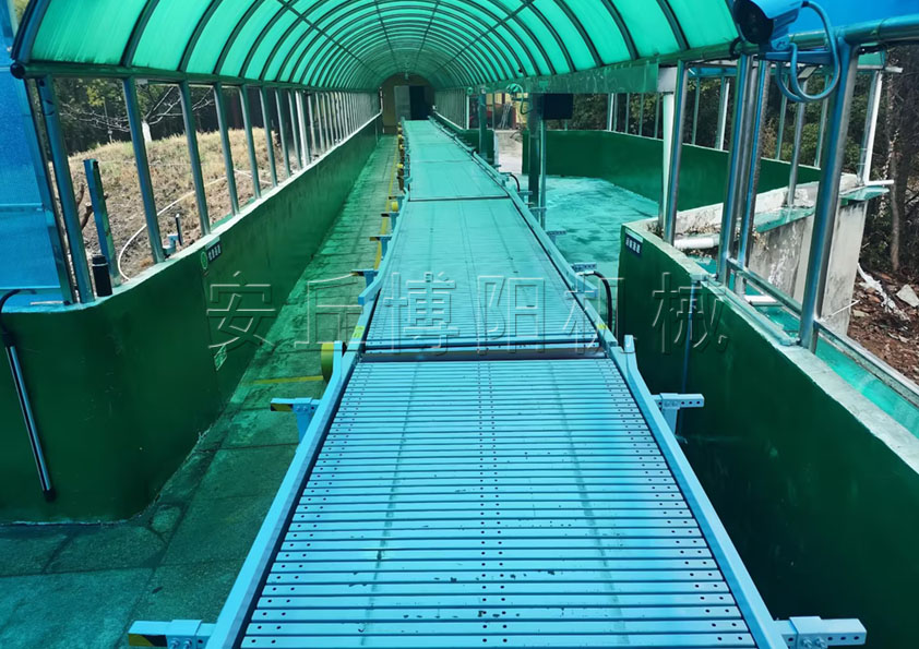 三聚氰胺鏈板式輸送機 山東噸袋鏈板輸送機客戶現場
